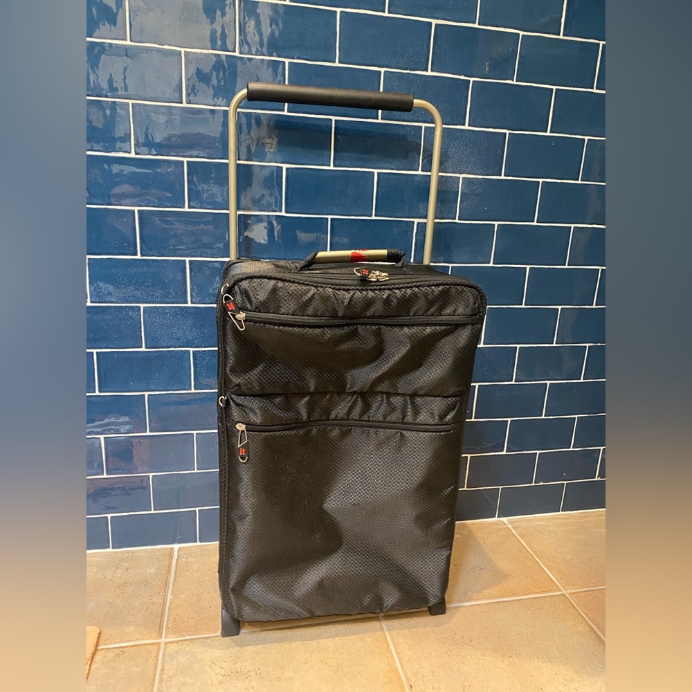 It luggage Carry On Luggage Travel Suitcase Ultra Lightweight Softside Black.